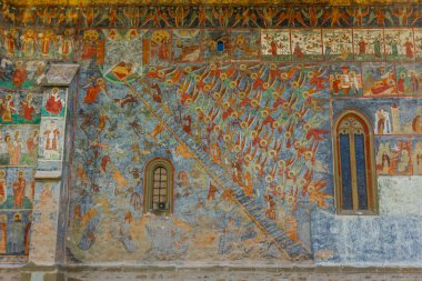 Sucevita, Bucovina, Romanya 'nın inanılmaz renkli manastırı