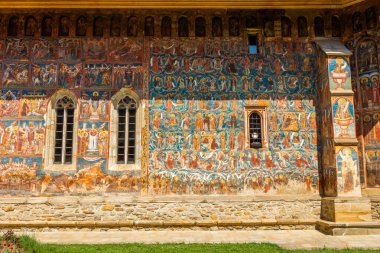 Moldovita, Bucovina, Romanya 'nın inanılmaz renkli manastırı