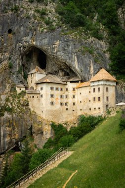 Predjama Kalesi ya da Castel Lueghi Postojna yakınlarındaki bir mağarada inşa edilmiş. Rönesans kalesi Slovenya 'da bir mağara ağzının içine inşa edildi.