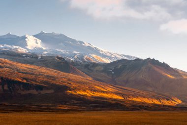 Snaefellsjokull Dağı 'nın şaşırtıcı manzarası kışın gün batımında, İzlanda