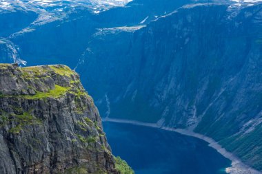 Norveç 'in Trolltunga dağlık bölgesinde Ringedalsvatnet Gölü' nün üzerinde inanılmaz bir uçurum var.