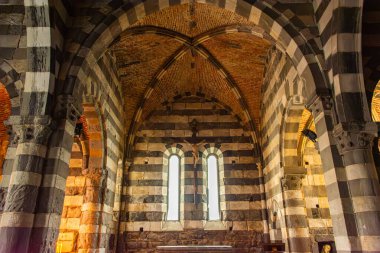 Antik Portovenere Kilisesi 'nin güzel iç mekanları, Liguria, İtalya