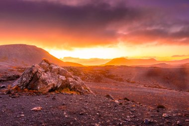 Fagradalsfall üzerinde muhteşem bir gün batımı, İzlanda 'da aktif bir volkan.