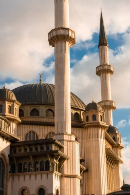 İstanbul, Türkiye 'de Taksim Meydanı camisi gün batımında