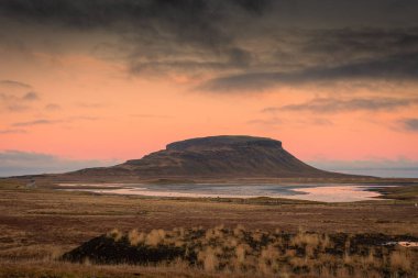 Güneş doğarken Kirkjufell, İzlanda 'dan dağların manzarası