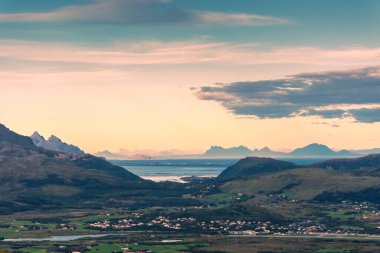 Altın saat boyunca Lofoten Adaları 'nın güzel manzarası Offersoy Dağı Yolu, Norveç