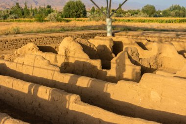 Antik Sarazm 'ın arkeolojik UNESCO sahasında gün batımında, MÖ 4. yüzyılda Tacikistan' da medeniyet