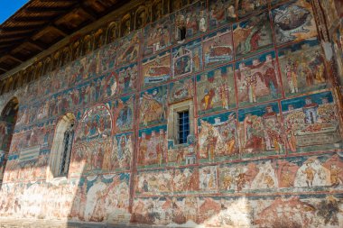 İnanılmaz renkli mizah manastırı, Bucovina, Romanya