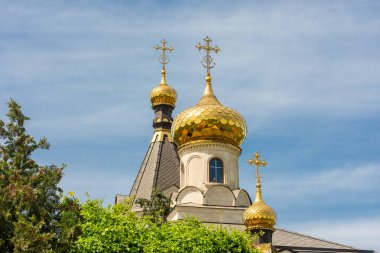 Butuceni, Moldova 'daki Orheiul Vechi Manastırı' nın altın kubbeleri.