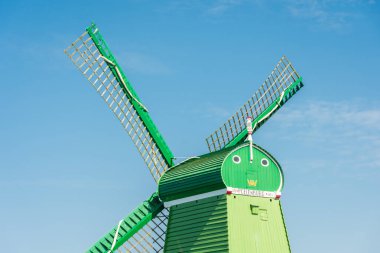 Hollanda 'nın Zaanse Schans kırsalındaki güzel yel değirmenleri