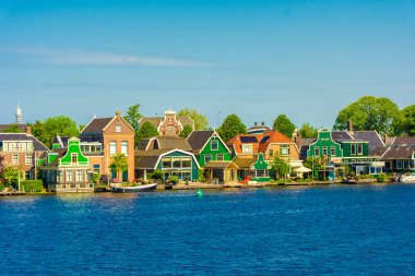 Hollanda 'nın Zaanse Schans kırsalındaki güzel yel değirmenleri
