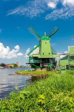 Hollanda 'nın Zaanse Schans kırsalındaki güzel yel değirmenleri