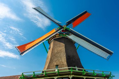 Hollanda 'nın Zaanse Schans kırsalındaki güzel yel değirmenleri