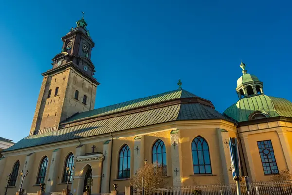 İsveç 'teki Goteborg Kanalı üzerindeki kilise.