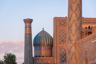 Günbatımı Registan Meydanı, Semerkand, Özbekistan Çevirisi: yaratan Allah 'ın adıyla