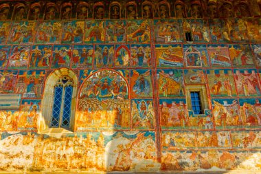 İnanılmaz renkli mizah manastırı, Bucovina, Romanya