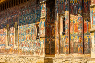 Moldovita, Bucovina, Romanya 'nın inanılmaz renkli manastırı