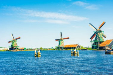 Hollanda 'nın Zaanse Schans kırsalındaki güzel yel değirmenleri