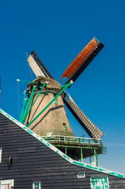 Hollanda 'nın Zaanse Schans kırsalındaki güzel yel değirmenleri