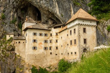 Predjama Kalesi ya da Castel Lueghi Postojna yakınlarındaki bir mağarada inşa edilmiş. Rönesans kalesi Slovenya 'da bir mağara ağzının içine inşa edildi.