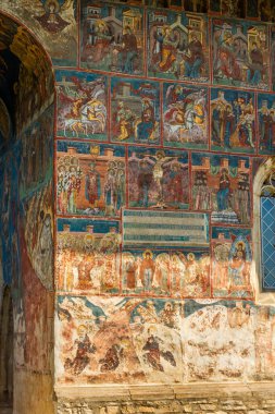 İnanılmaz renkli mizah manastırı, Bucovina, Romanya