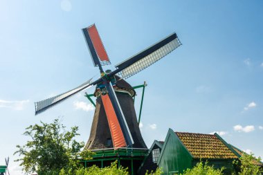 Hollanda 'nın Zaanse Schans kırsalındaki güzel yel değirmenleri