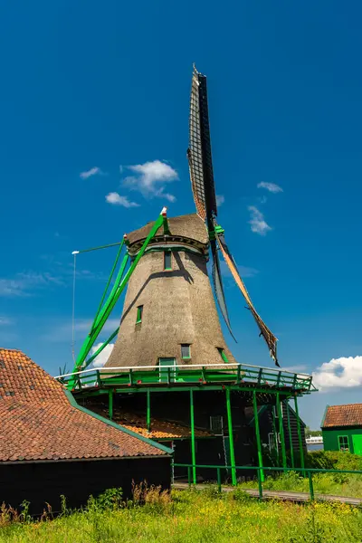 Hollanda 'nın Zaanse Schans kırsalındaki güzel yel değirmenleri