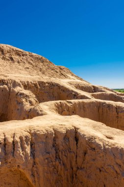Özbekistan 'ın Khorezm çölündeki Toprak Qala Kalesi' nin antik harabelerinin labirenti