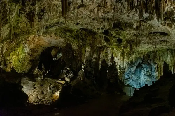 Slovenya 'daki güzel Postojna mağarasını keşfeden Avrupa' nın en çok ziyaret edilen mağarası. Binlerce dikit ve sarkıt.