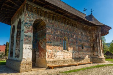 İnanılmaz renkli mizah manastırı, Bucovina, Romanya