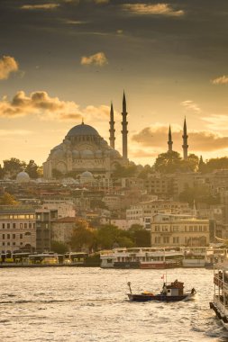 Günbatımında İstanbul 'un muhteşem silueti önünde Süleyman Camii, Türkiye ile birlikte yelken açan tekne