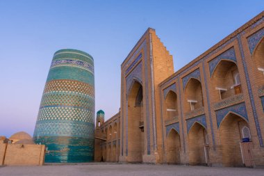 Kaltaminor Minaresi 'nin Khiva, Özbekistan' daki Itchan Kala 'daki gece manzarası