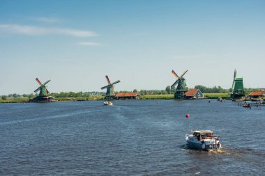 Hollanda 'nın Zaanse Schans kırsalındaki güzel yel değirmenleri
