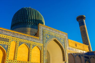 Amir Temur Gur ve Amir Camii 'nin Semerkant, Özbekistan kapısı. Çevirisi: Yaratan Allah 'ın adıyla