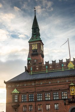 Danimarka 'nın Kopenhag belediye binası gün doğumunda.