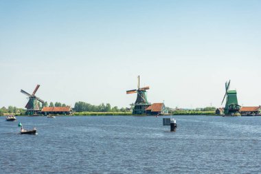 Hollanda 'nın Zaanse Schans kırsalındaki güzel yel değirmenleri