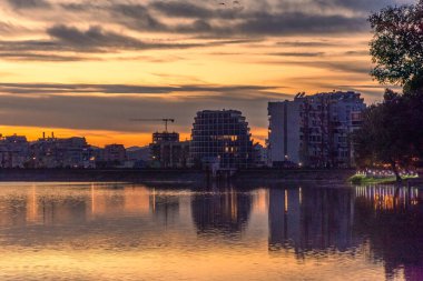 Arnavutluk 'un başkenti Tiran' daki Parku i Madh Gölü üzerinde gün batımı