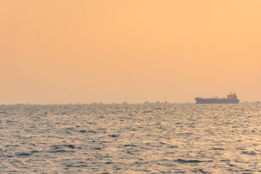 Gemi gün batımında ufukta, Selanik, Yunanistan