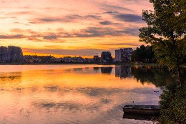 Arnavutluk 'un başkenti Tiran' daki Parku i Madh Gölü üzerinde gün batımı