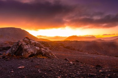 Fagradalsfall üzerinde muhteşem bir gün batımı, İzlanda 'da aktif bir volkan.