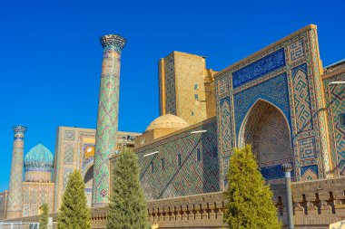 Semerkant, Özbekistan 'daki Registan Meydanı' ndan Madrasah: Yaratan Allah 'ın adıyla