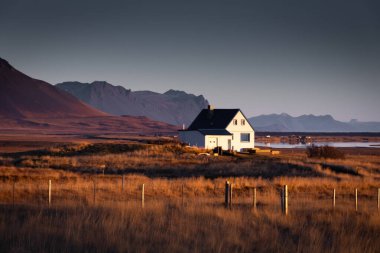 İzlanda, Snaefelness Yarımadası 'nın çayırında yalnız bir ev.
