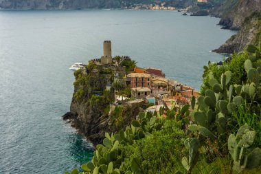 Vernazza 'nın fırtına altındaki dramatik manzarası, Liguria, İtalya