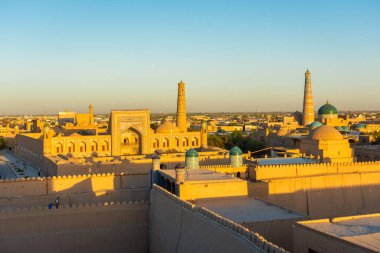 Özbekistan 'ın Khiva kentindeki eski Itchan Kala üzerinde gün batımı