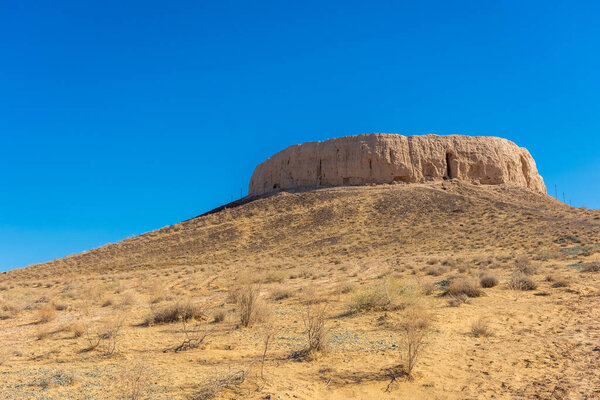 Крепость Чилпик Кала, башня молчания (дахла) древней зороастрийской религии, служащая местом захоронения в пустыне, Узбекистан