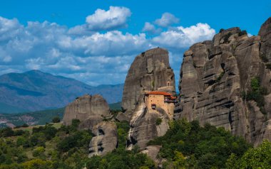 Yunanistan. Meteora - inanılmaz kum taşı oluşumları ve manastırlar. Meteora bölgesi UNESCO Dünya Mirasları Listesi 'nde yer alıyor. Yaz panorama Yüksek kalite fotoğraf