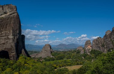 Yunanistan. Meteora - inanılmaz kum taşı oluşumları ve manastırlar. Meteora bölgesi UNESCO Dünya Mirasları Listesi 'nde yer alıyor. Yaz panorama Yüksek kalite fotoğraf