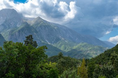 Arnavut dağ Alpleri. Dağ manzarası, yazın manzaralı dağ manzarası. Arnavut Doğa Panoraması 