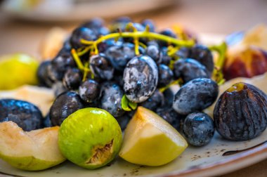 Renkli karışık taze meyvelerin yakın çekimi: üzümler, incirler, erikler, armutlar. meyve kavramı