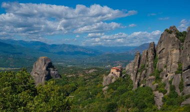 Yunanistan. Meteora - inanılmaz kum taşı oluşumları ve manastırlar. Meteora bölgesi UNESCO Dünya Mirasları Listesi 'nde yer alıyor. Yaz panorama Yüksek kalite fotoğraf